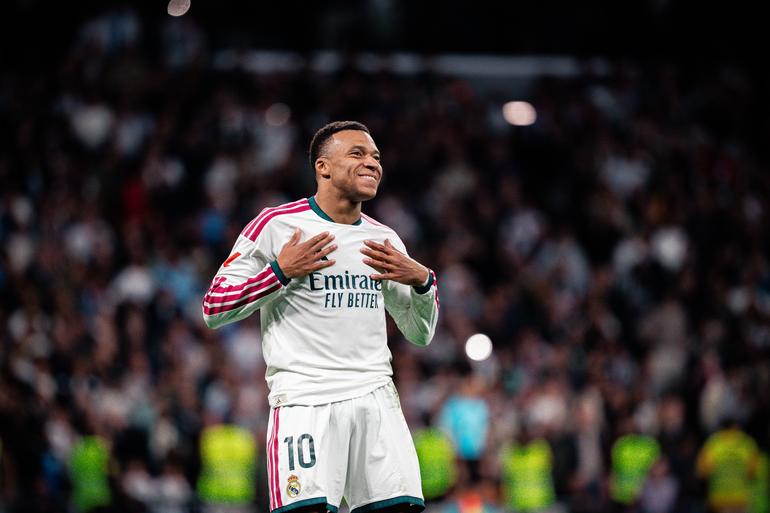 Dois golos de Kylian Mbappé garantem a vitória sobre o Barcelona